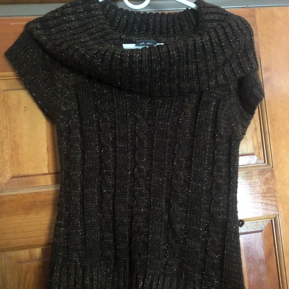 Short Sleeved Sweater - Picture 2 of 5